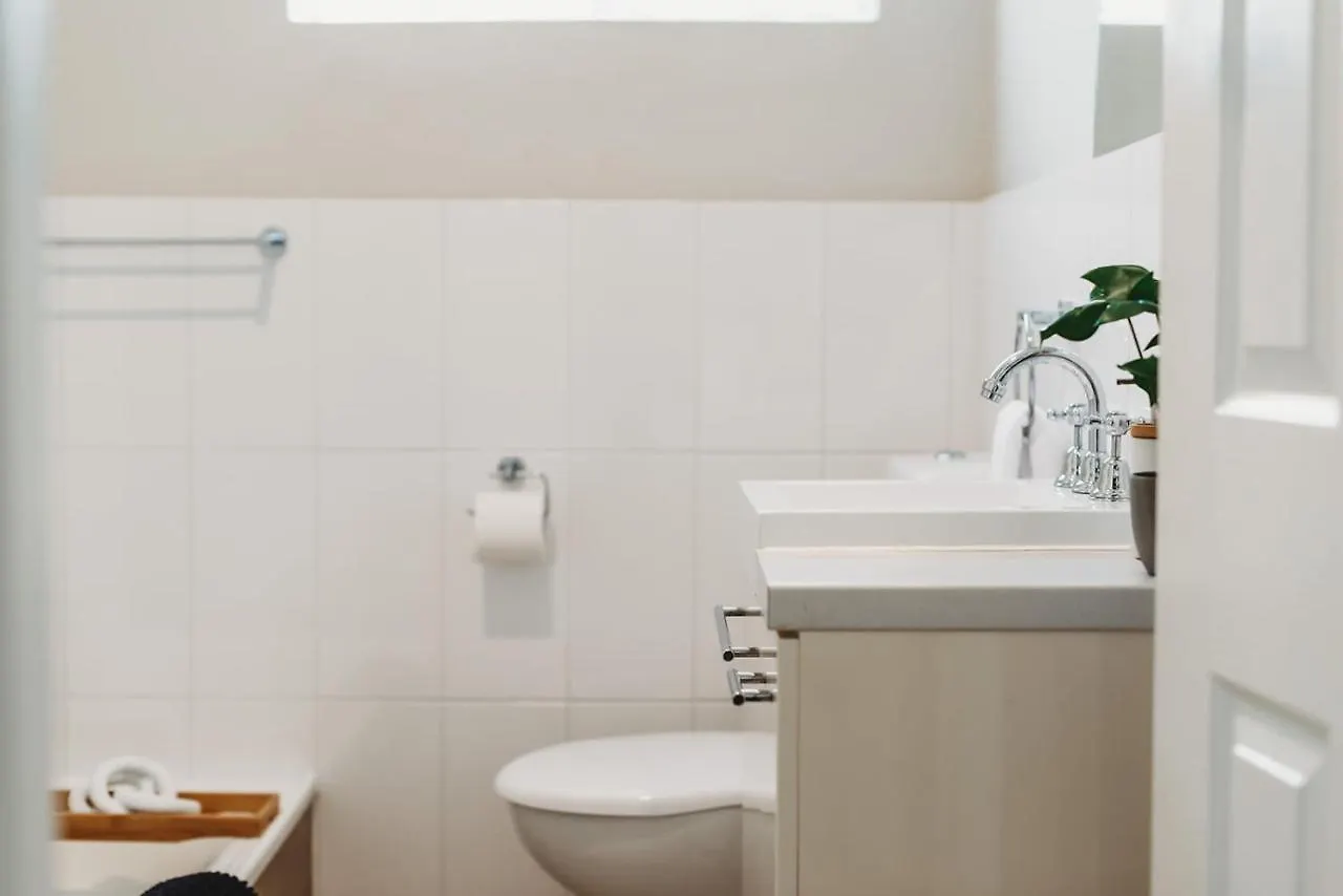 Broadway Getaway - 150 Metres To Beach Glenelg Apartment